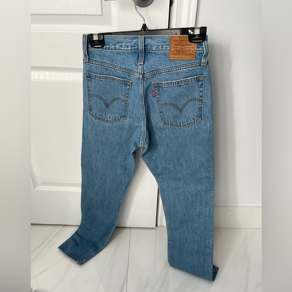 LEVI JEANS size 25 straight leg style - Picture 2 of 3